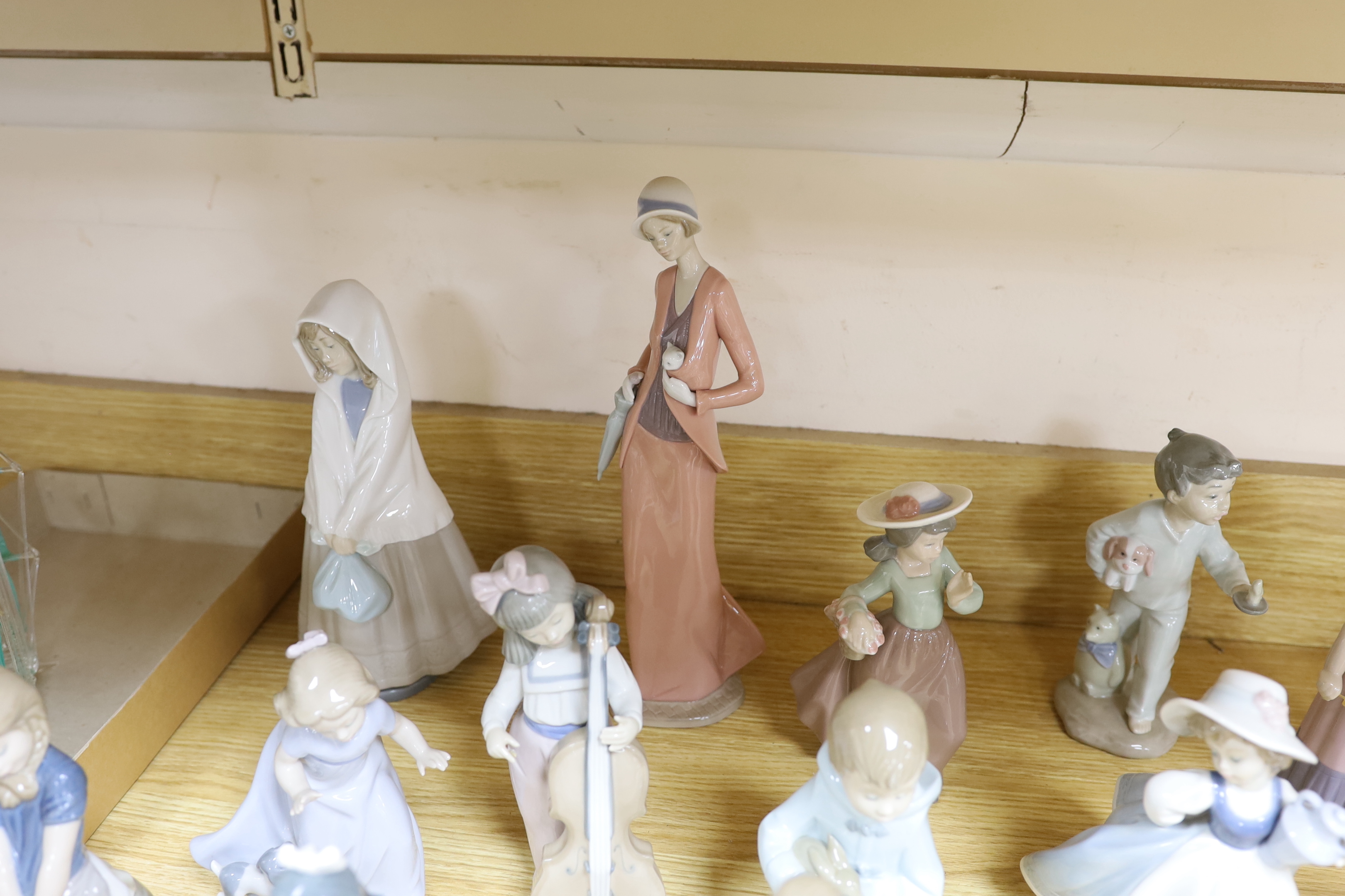 Seventeen Nao models, a Lladro ballerina and a Beswick cat (19)